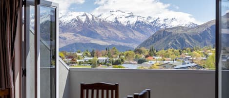 Stunning Views of the Majestic Southern Alps and Lake Wanaka