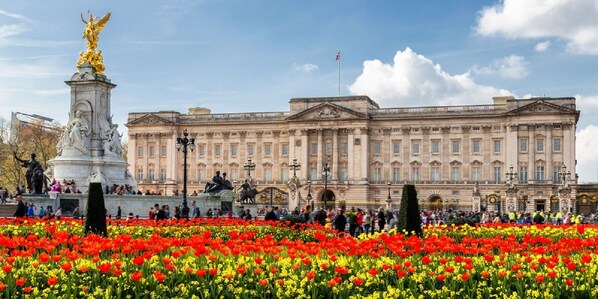 BUCKENGHAM PALACE - 2.9 MILES AWAY