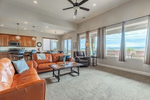 Relax in this spacious living room, complete with plush leather sectionals that offer plenty of seating. The flat-screen TV is ideal for entertainment, while the large windows invite the tranquility of surrounding desert vistas.