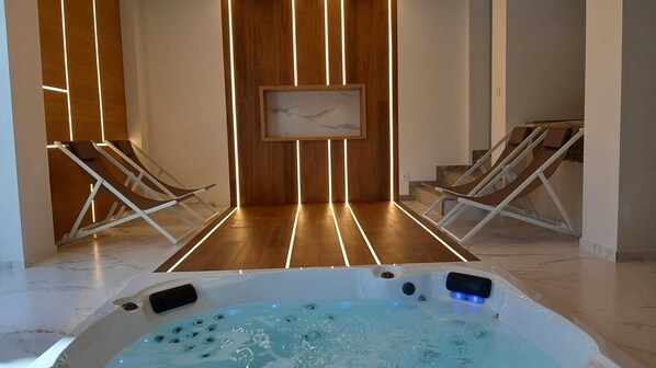 Indoor spa tub