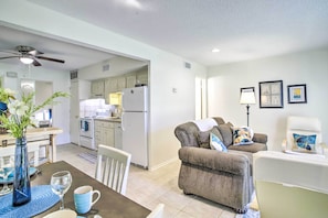 Living/Dining Room | 1st-Floor Unit | Free WiFi | Central A/C | Open Floor Plan