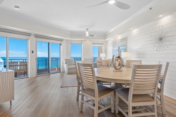 Dining area seats 6