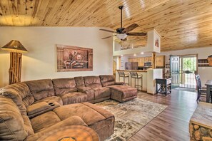 Living Room | Central A/C & Heat | Smart TV w/ Cable