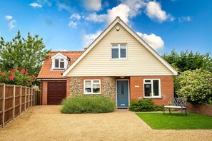 South View: A lovely brick and flint chalet-style cottage set in the heart of the seaside village of West Runton