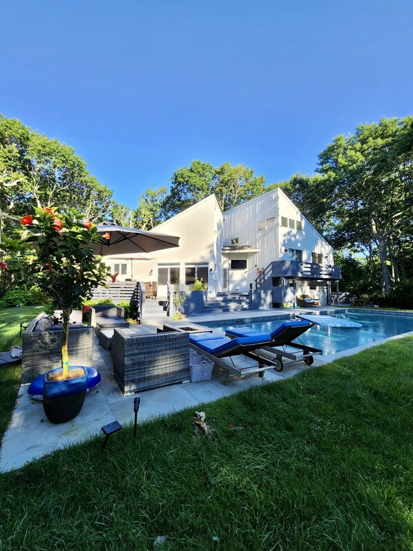Heated salt water pool. Outdoor grill, pizza oven, refrigeration, TV & fire pit.