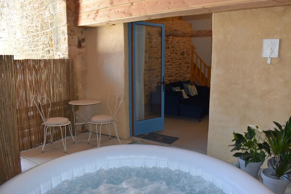 Indoor spa tub