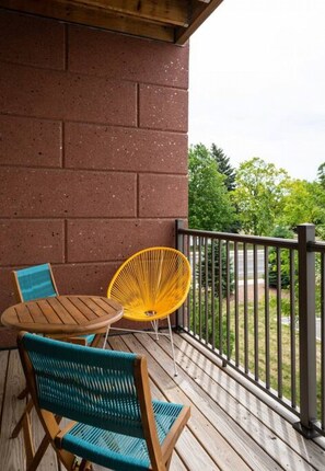 Sit back, relax, and enjoy the view 🌳☀️