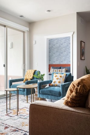 Add style to comfort—blue and cozy vibes 🛋️💙