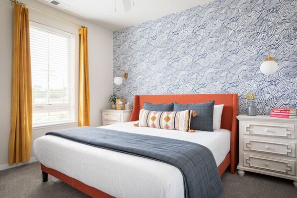 Relax in cozy elegance with a plush king-size bed 🛏️✨