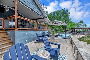 Plenty of space to relax on the lower deck!