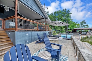 Plenty of space to relax on the lower deck!
