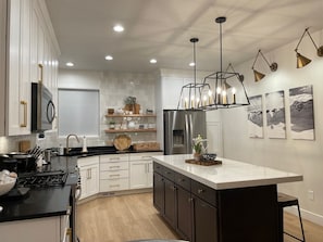 Full Kitchen and island counter