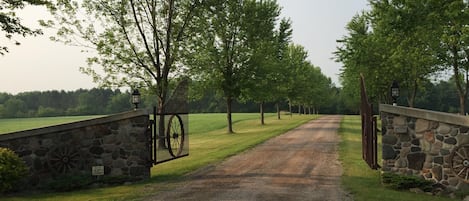 Entryway gates