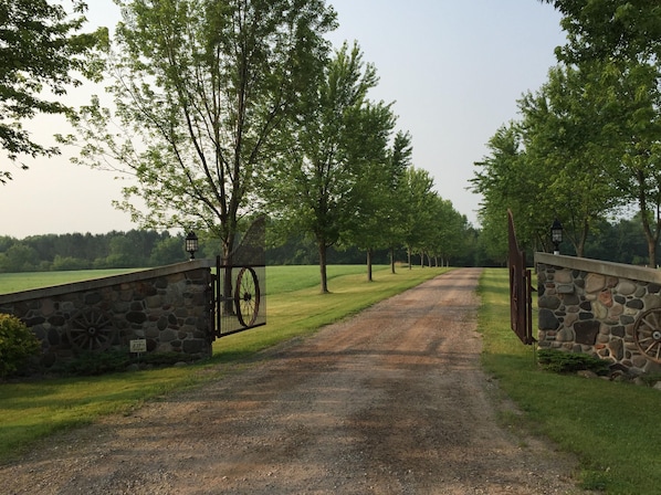 Entryway gates