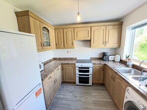 Fully equipped kitchen with washing machine