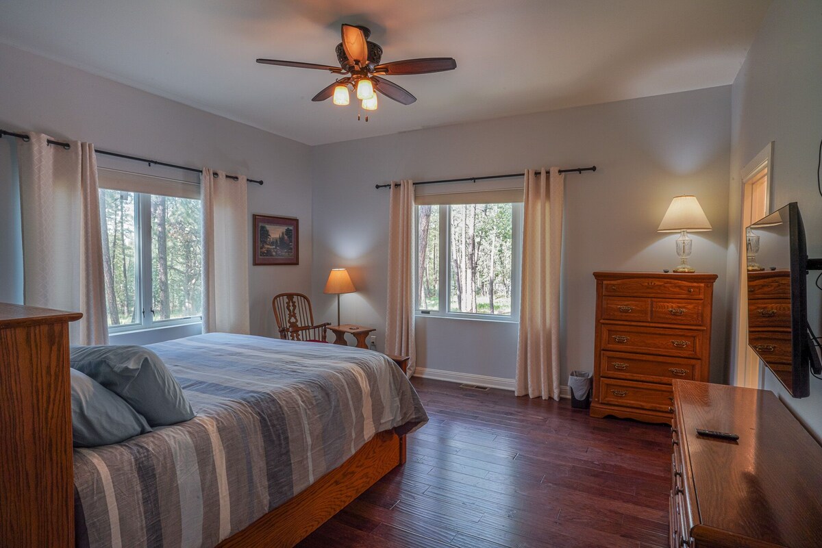 AMAZING 4300 SQ FEET RETREAT ON 4.5 ACRES WITH AC!! SLEEPS 16 PETS WELCOME!