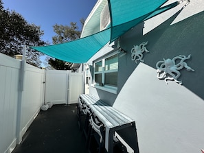OUTSIDE PATIO : 4 CHAIRS + TABLE + GAS GRILL (Gas Tank provided)