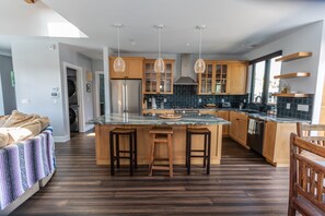 Kitchen granite countertops with barstools 