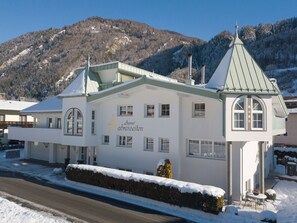 Sky, Building, Property, Window, Snow, Mountain, House, Slope, Residential Area, Neighbourhood