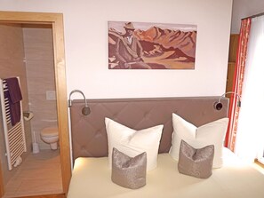 Gebäude, Komfort, Bettrahmen, Holz, Textil, Haus, Fussboden, Wohnzimmer, Bett, Lampe