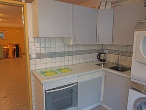 Cabinetry, Spüle, Eigentum, Sinken, Countertop, Möbel, Küchengerät, Herd, Küche, Armatur