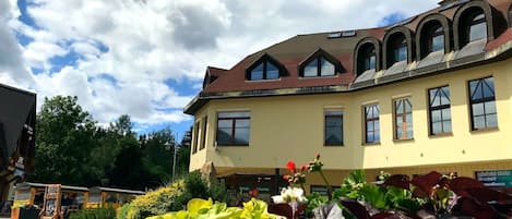 Wolke, Himmel, Pflanze, Eigentum, Gebäude, Blume, Fenster, Die Architektur, Urban Design, Nachbarschaft