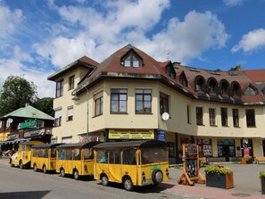 Wolke, Himmel, Rad, Gebäude, Fahrzeug, Fenster, Nachbarschaft, Kraftfahrzeug