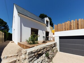 Ciel, Plante, Bâtiment, Lot Terre, Arbre, Ombre, Pente, Mur, Zone Résidentielle, Paysage