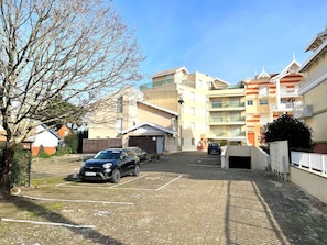 Car, Sky, Building, Property, Vehicle, Plant, Road Surface, Tree, Wheel