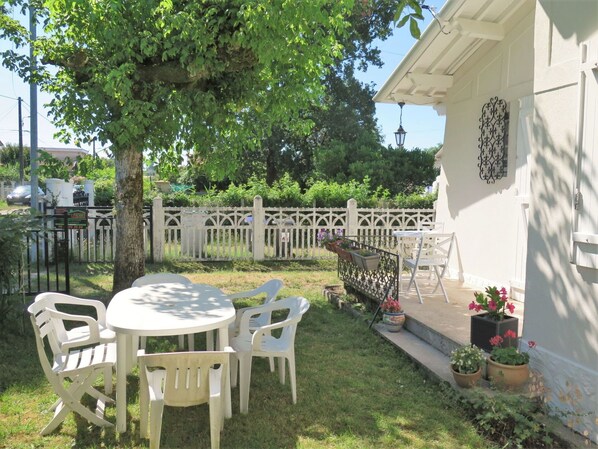 Plant, Property, Table, Building, Botany, Tree, Outdoor Furniture, Chair, Shade, Architecture