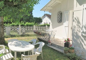 Plante, Bâtiment, Fenêtre, Fleur, Arbre, Nuage, Bois, Lot Terre, Maison, Pente