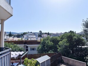 Sky, Building, Daytime, Window, Tree, Urban Design, House, Neighbourhood, Residential Area, Morning