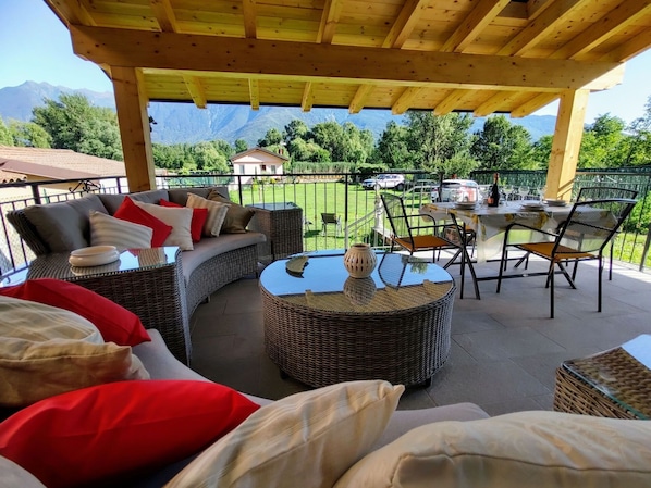 Propriété, Meubles, Chaise, Bois, Ombre, Mobilier De Jardin, Table, Design Intérieur, Plante, Architecture
