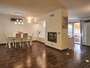 Propriété, Bois, Salle, Design Intérieur, Sol, Sol, Chaise, Cadre, Salon, Plante D'Appartement