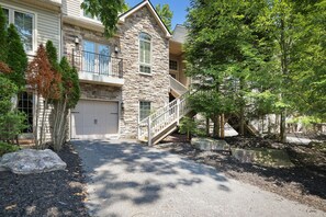 This warm, inviting townhouse is the perfect home base for your Poconos getaway!