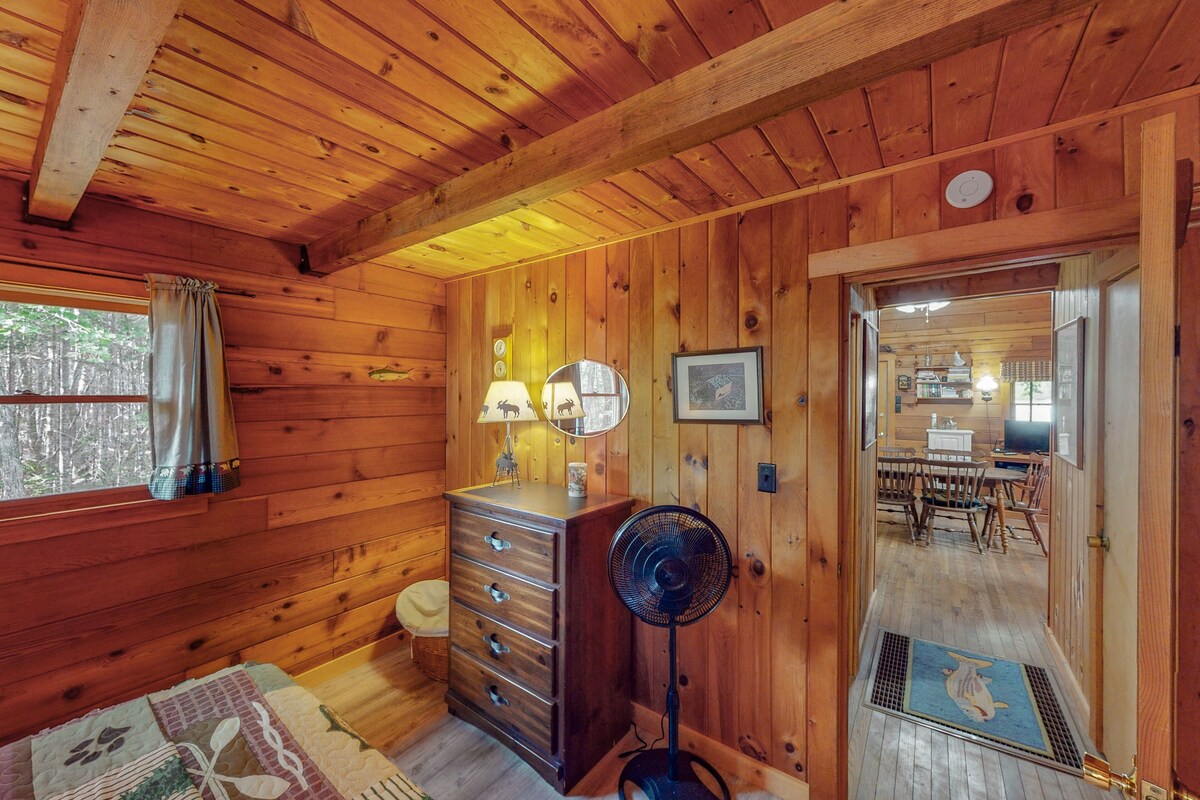 Lakefront home with stunning views, firepit, 2 canoes, fast WiFi & yard games