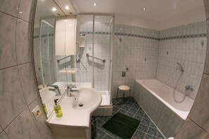 Appartement mit Donaublick-Badezimmer