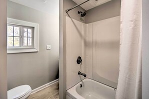 Full Bathroom | Linens & Towels | Complimentary Toiletries