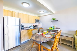 Fully equipped kitchen with dining area for up to 4 people