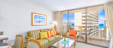 Lovely unit with great ocean view and Diamond Head view.