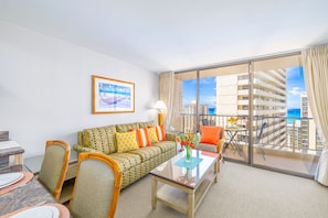 Lovely unit with great ocean view and Diamond Head view.