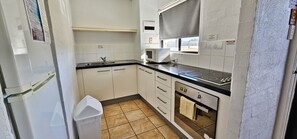 RIVERVIEW HOLIDAY APARTMENT 6  Kalbarri Accommodation Service - Fully equipped kitchen