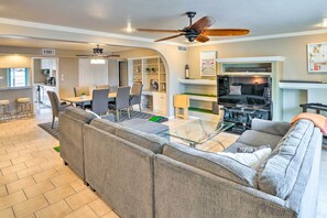 Living Room | Free WiFi (No Streaming) | Smart TV | Central A/C
