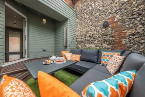 Pinchen House, South Creake: Outside patio area