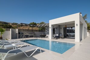 Pool immaculate design.