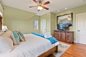 Bedroom 3 | King Bed with Smart TV (second level)