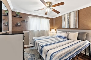 Master Bedroom with a comfortable King SIze Bed, two end tables with lamps to set the ambiance, ceiling fan if you prefer however the AC is very efficient. Dresser and mirror along with art and deco, not to forget a large closet with hangers and ext