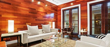 Living Room | Breathe Easy Rentals - Rich woods and warm tones provide a cozy feeling while lounging in this beautifully furnished living room.