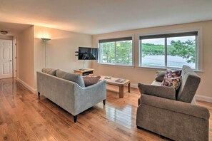 Main Living Room | Lake Frontage | Beach Chairs & Towels