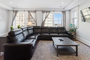 Living room w/large leather sectional overlooking the Boardwalk & Ocean
